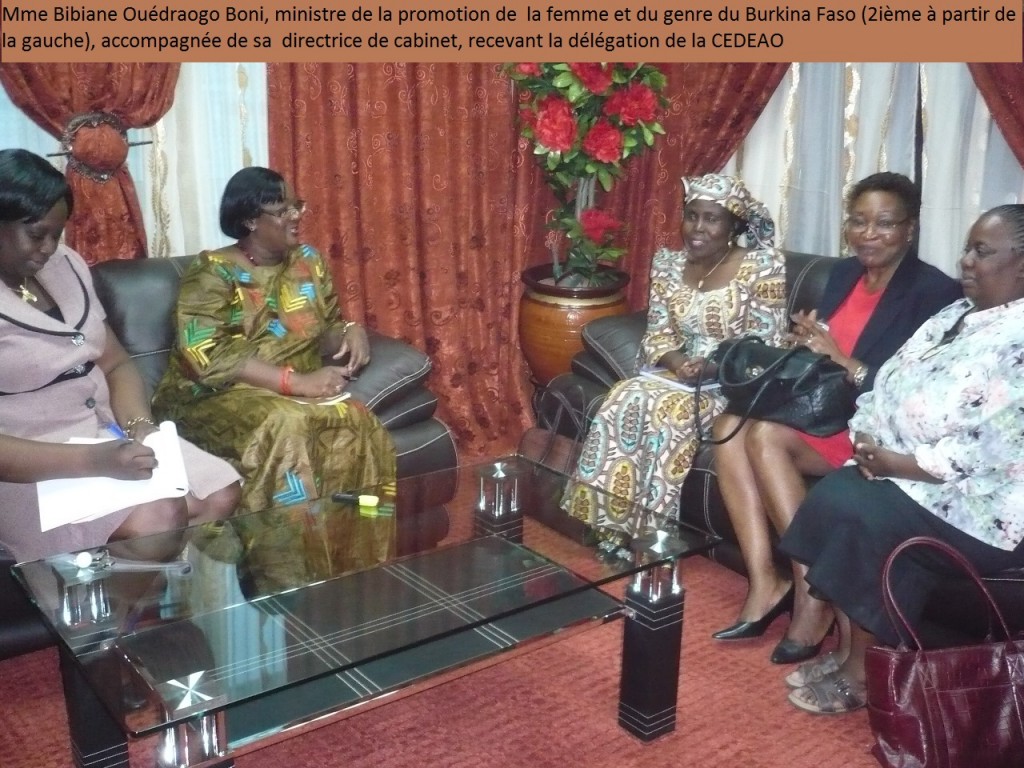 Mme Bibiane Ouédraogo Boni, ministre de la promotion de  la femme et du genre du Burkina Faso (en boubou), accompagnée de sa  directrice de cabinet, recevant la délégation de la cedeao