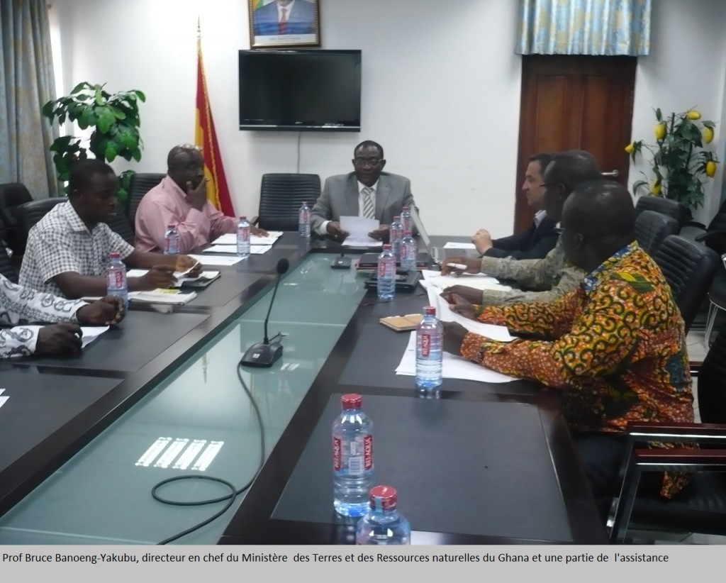 Prof Bruce Banoeng-Yakubu, directeur en chef du minist_re  des Terres et des Ressources naturelles du Ghana et une partie de  l'assistance