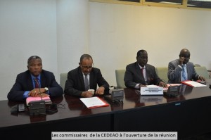 Presidium rencontre des Commissaires