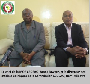 Le chef de la MOE CEDEAO, Amos Sawyer, et le directeur des  affaires politiques de la Commission CEDEAO, Remi Ajibewa