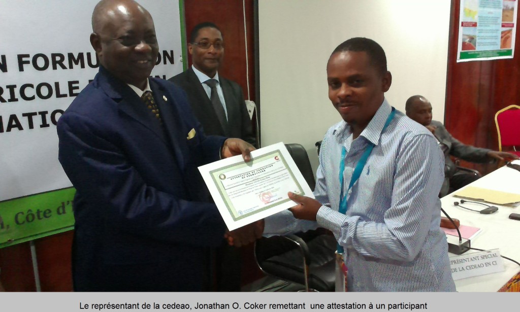 Le représentant de la cedeao, Jonathan O. Coker remettant une attestation à un participant