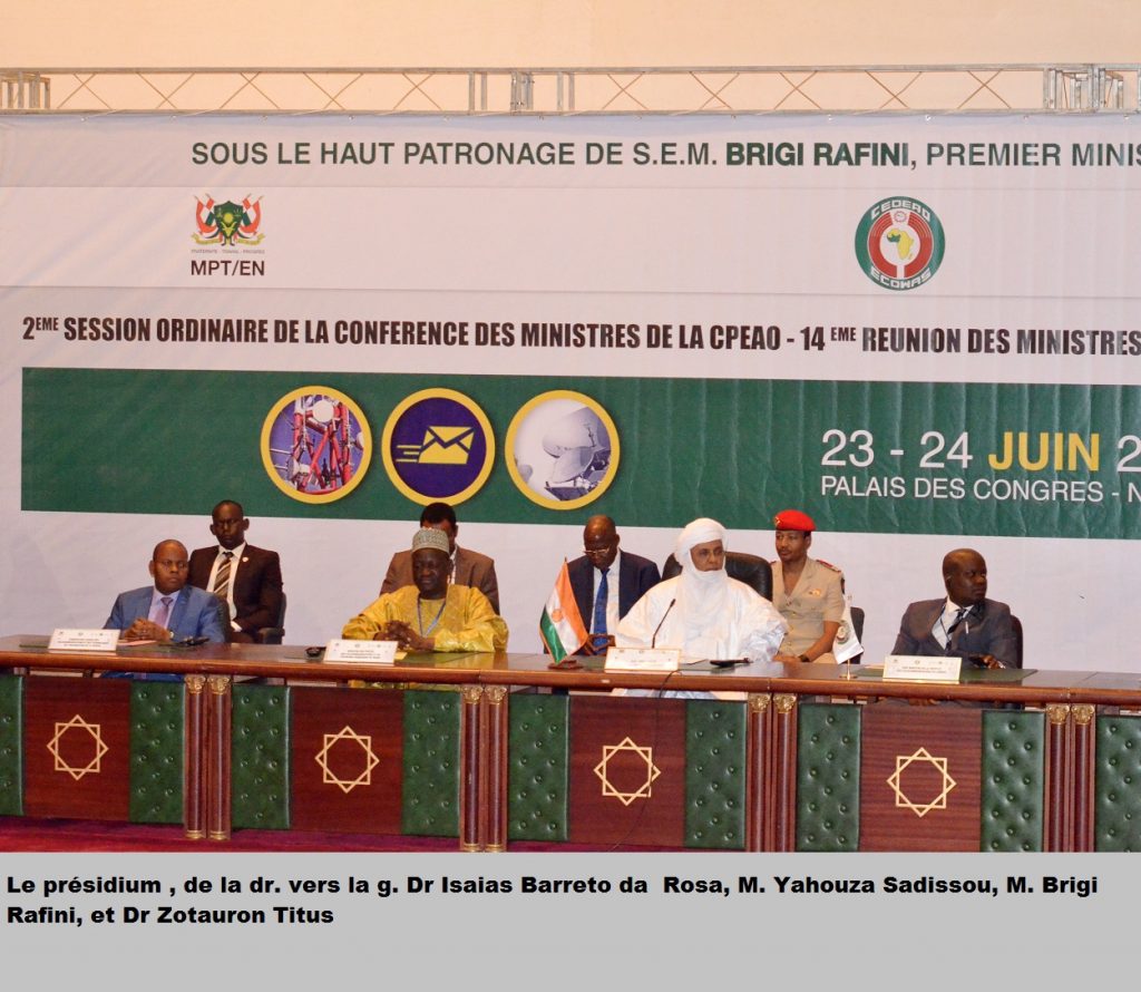 Le présidium , de la dr. vers la g. Dr Isaias Barreto da Rosa, M. Yahouza Sadissou, M. Brigi Rafini, et Dr Zotauron Titus