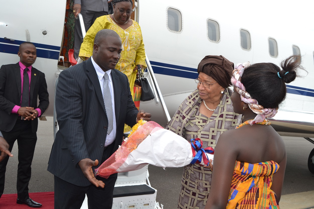 President Sirleaf being received by her Ghanaian counterpart on arrival in Ghana (4) (1)