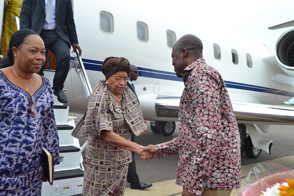 President Sirleaf being received on arrival in Ghana (2) (1)