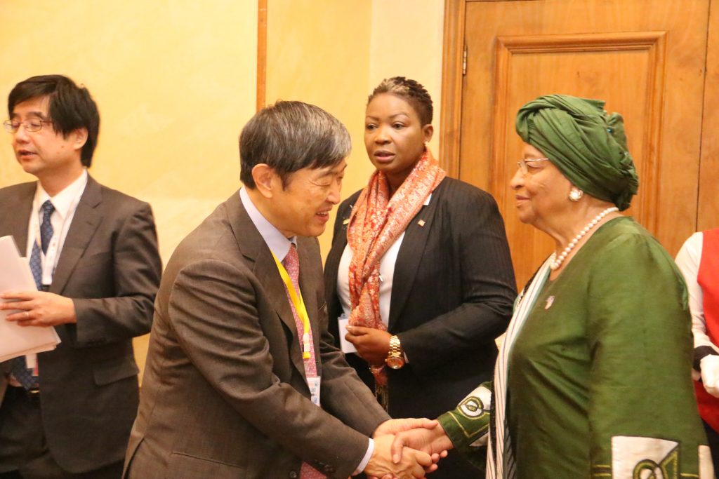 President Sirleaf interacts with Ja[anese Prime Minister Abe during TICAD VI