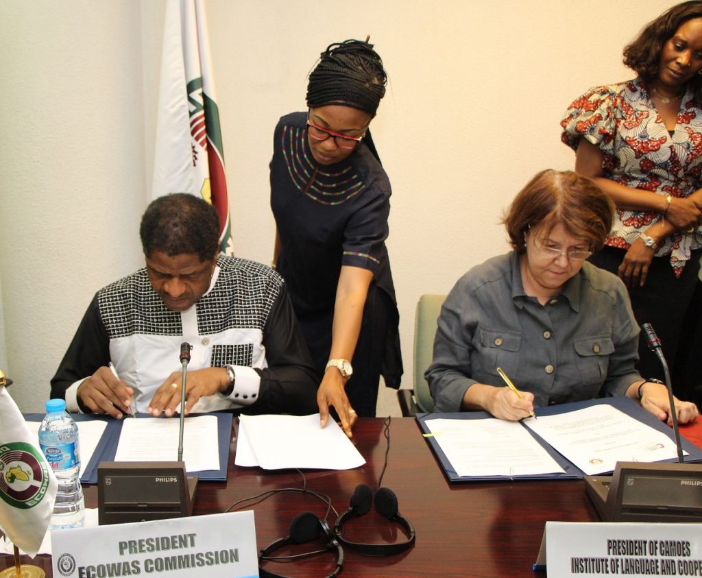 Signature de l'accord entre Marcel de Souza et Prof-Ana Paula Maborinho