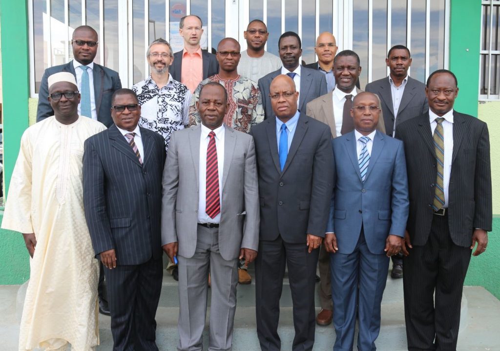 De gauche à droite 1ère Ligne : M. Baba JAJURSEY, Directeur Administratif et Financier de l’EEEOA, M. Barandao DEBO, Directeur Général de l’AGAO, M. Mahama KAPPIAH, Directeur Exécutif du CEREEC, Dr Morlaye BANGOURA, Commissaire Energie et Mines de la CEDEAO, M. Honoré BOGLER, Président de l’ARREC et M. Bayaornibè DABIRE, Directeur de l’Énergie.