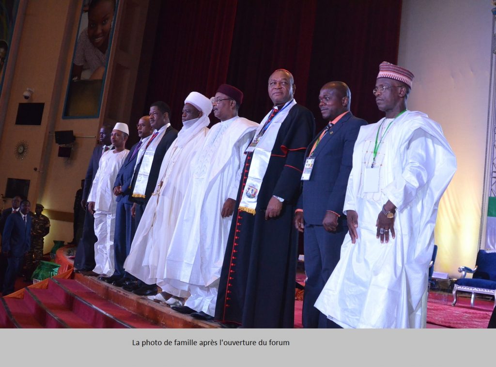 la-photo-de-famille-apres-louverture-du-forum