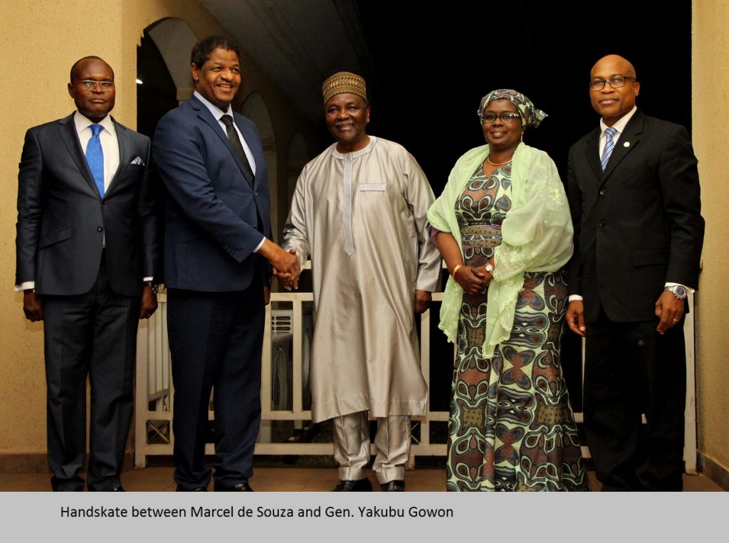 poignee-de-main-entre-marcel-de-souza-et-yakubu-gowon