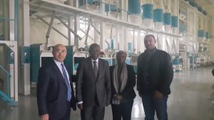 Le Commissaire K. Traoré (2e à partir de la  gauche) ; lors de la visite  d’unités de rizeries  industrielles 