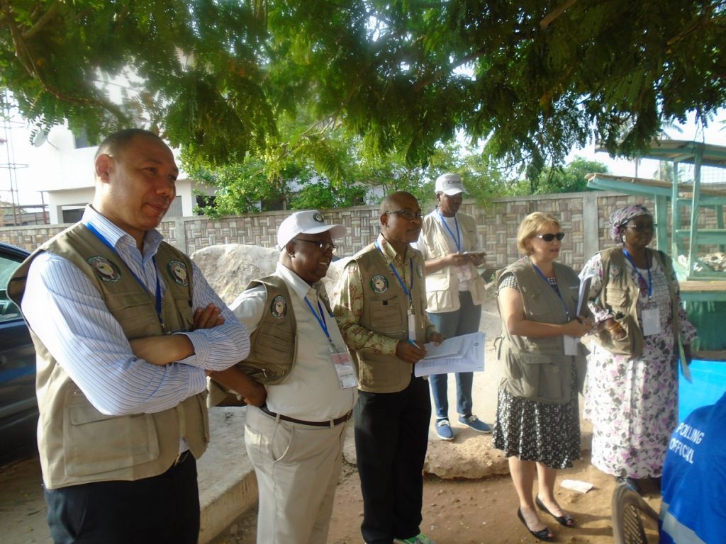 les-officiels-de-la-mission-de-la-cedeao-attentifs-au-vote-dun-electeur